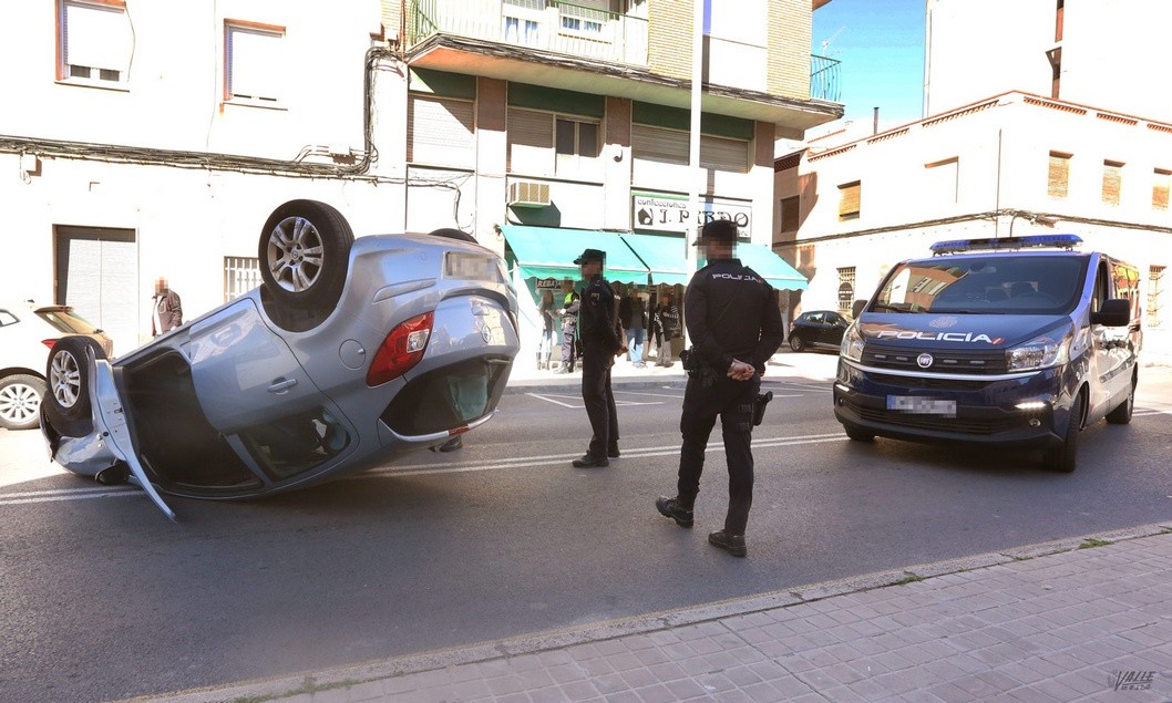 Vuelca un vehículo en Jaime Balmes Vuelca un vehículo en Jaime Balmes