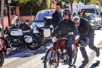 Un centenar de coches y motos antiguos participan en la 18&ordf; Vuelta Veh&iacute;culos Cl&aacute;sicos de Elda