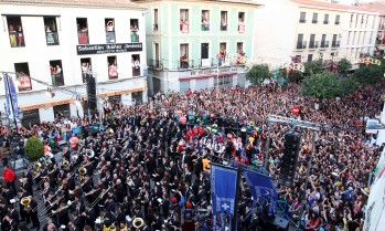 Elda canta a una sola voz su "Idella" para dar comienzo los Moros y Cristianos