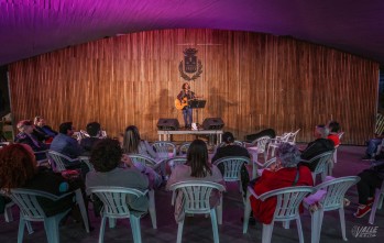 La cantante Inma Serrano dio un concierto con motivo del D&iacute;a de la Visibilidad L&eacute;sbica