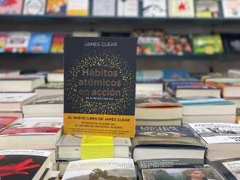 "H&aacute;bitos at&oacute;micos en acci&oacute;n" de James Clear