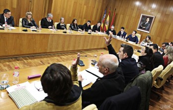 El pleno aprueba recuperar la bajada de antorchas de Bol&oacute;n y la defunci&oacute;n de la revista Vivir en Elda
