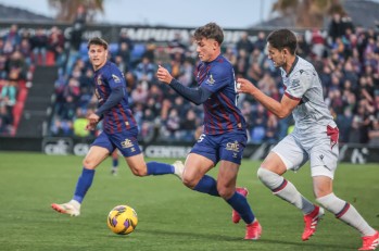 El Eldense pierde su buena racha en dos minutos ante el Levante (1-2)