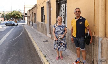 Unos okupas y su "casa vertedero" en Elda hacen la vida imposible a los vecinos