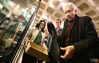 El actor Jos&eacute; Sacrist&aacute;n dona unas botas al Museo del Calzado