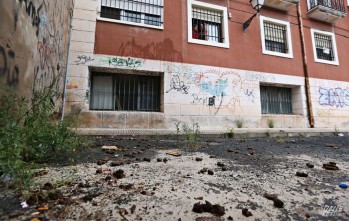 El sufrimiento de convivir con olor a excrementos en el centro de Elda