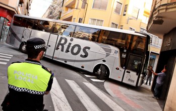 Siete autobuses se quedan bloqueados en la calle Jardines en su primer d&iacute;a reabierta al tr&aacute;fico