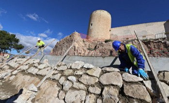Comienzan a reconstruir el antemural del castillo
