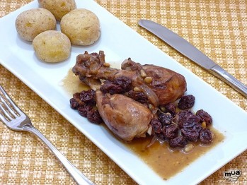 Pollo con pasas y pi&ntilde;ones
