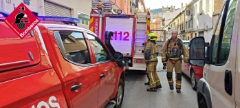 Desalojan un edificio por el incendio de una vivienda