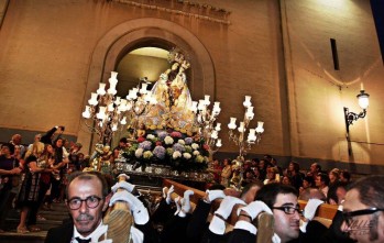 La Virgen de la Salud luce su manto arropada por los eldenses durante la procesi&oacute;n