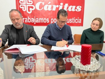 Elda y C&aacute;ritas firman un convenio por 84.000 euros para programas de ayudas a personas en riesgo de exclusi&oacute;n